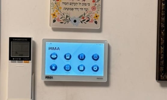 התקנה של מערכת אינטרקום בבית פרטי בירושלים.